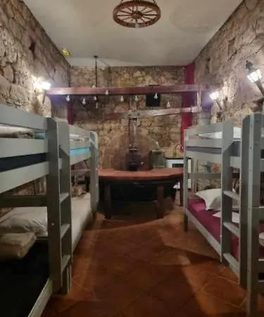 Hostel Regine A L'alivi *